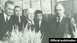 Первый секретарь ЦК Компартии Казахстана Динмухамед Кунаев (крайний слева), генеральный секретарь ЦК КПСС Михаил Горбачёв (крайний справа). Целиноград, 1985 год.