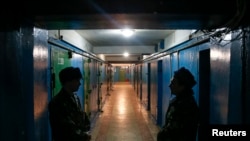 Співробітники Донецького слідчого ізолятора стоять на варті в коридорі установи в окупованому Донецьку, 11 грудня 2014 року