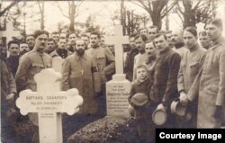 Morminte ale unor prizonier români și ruși la Dänholm-Stralsund (Foto: Expoziția Marele Război, 1914-1918, Muzeul Național de Istorie a României)