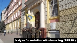 В Івано-Франківську активісти блокують управління МВС, протестуючи проти нового керівника