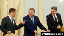 Kazakhstan - Prime Ministers Dmitry Medvedev (L) of Russia, Andrey Kobyakov (C) of Belarus and Karen Karapetian of Armenia arrive for a meeting with Kazakh President Nursultan Nazarabyev in Astana, 14Aug2017.