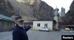 Магомед Алигаджиев, отец воюющего в Сирии исламиста, показывает на мечеть в селе Гимри в Дагестане. 27 января 2016 года.