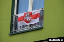 Бело-красно-белый флаг на балконе жилого дома в Минске
