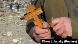 Священники розповідають, що військові РФ катуваннями намагаються схиляти до співпраці