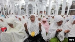 Индонезиядагы мечитте цунами курмандыктары үчүн куран окуу жөрөлгөсү. 26-декабрь, 2014-жыл. 