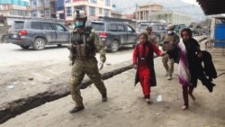 دو تن از زنان اهل سیکهـ در حال فرار پس از حمله بالای درمسال شان در شهر کابل
