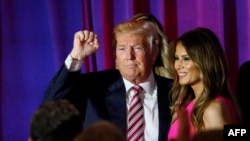 Kandidati i mundshëm republikan për president, Donald Trump dhe bashkëshortja e tij, Melania 