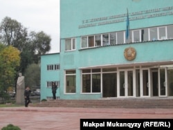 Главный корпус Казахской национальной академии искусств имени Темирбека Жургенова. Алматы, 7 октября 2011 года.