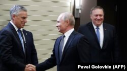 Посланикът на САЩ в Русия Джон Хънтсман (в ляво) е бивш председател на Атлантическия съвет