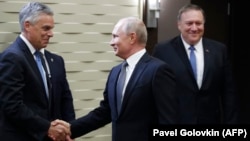 Vladimir Putin salutîndu-l pe ambasadorul american Jon Huntsman 14 mai 2019