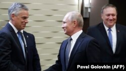 Джон Хантсман (слева) с Владимиром Путиным и госсекретарем США Майком Помпео 