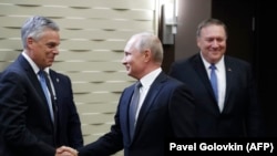 Джон Хантсман с Владимиром Путиным и госсекретарем США Майком Помпео 