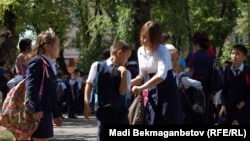 Дети в школьном дворе. Алматы, 3 сентября 2013 года.