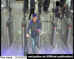 Підозрювані Петров і Боширов проходять контроль в лондонському аеропорті Гітроу 4 березня 2018 року, прямуючи до Москви