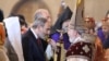 Baş nazir Nikol Paşinyan 2019-cu ilin Pasxa mərasimində katolikos II Qareginin əlindəki xaçı öpür