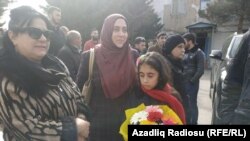 Ailəsi həbsxana qarşısında Rəşad Ramazanovun çıxmasını gözləyir, 17 mart 2019