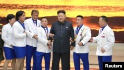 Лідер КНДР Кім Чен Ин із північнокорейськими спортсменами