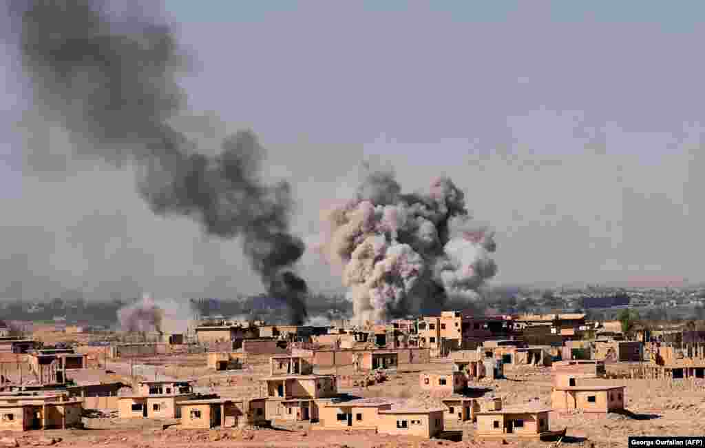 Smoke rises from buildings on the northern outskirts of Deir&nbsp;al-Zour as Syrian forces advanced during their ongoing battle against Islamic State militants. &nbsp;(AFP/George Ourfalian)