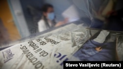 Zdravstveni radnik radi testiranje u Podgorici na korona virus