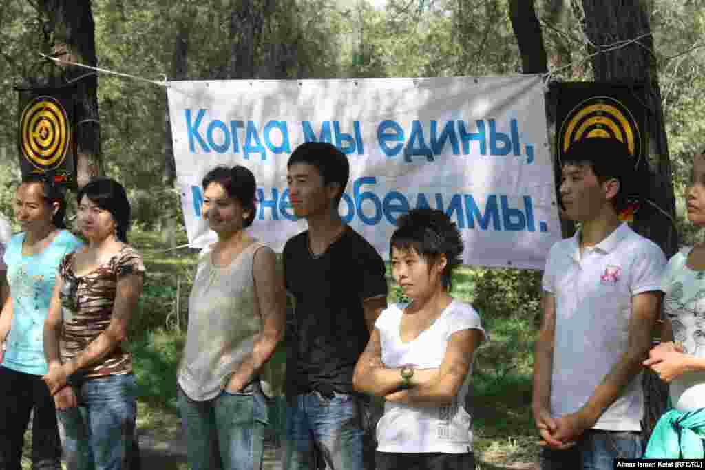 В спортивных играх приняли участие представители ряда телекомпаний, газет и агентств Кыргызстана.