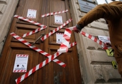 Učesnik protesta za internet slobode kod kancelarije Roskomnadzora u centru Sankt Peterburga