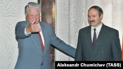 Барыс Ельцын і Аляксандар Лукашэнка перад перамовамі ў Маскве. 3 жніўня 1994 году