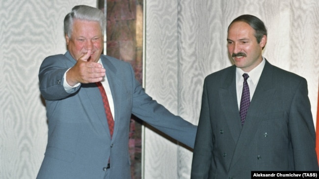 Барыс Ельцын і Аляксандар Лукашэнка перад перамовамі ў Маскве. 3 жніўня 1994 году