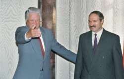 Новичок. Первый президент России Борис Ельцин принимает только что избранного первого президента Беларуси Александра Лукашенко в Кремле 3 августа 1994 года