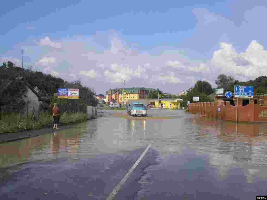 Ukraine -- Floods and torrential rains in Western Ukraine on July 23-26 are considered the most catastrophic in at least 100 years - Повені в Західній Україні 23–26 липня 2008 року називають найкатастрофічнішими принаймні за сто років. - Галич, Івано-Франківська область, повінь, 25 липня 2008