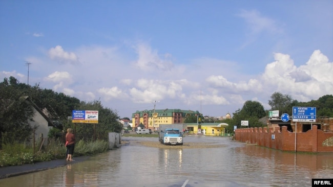 Повені в Західній Україні 23–26 липня 2008 року називають найкатастрофічнішими принаймні за сто років. Галич, Івано-Франківська область, 25 липня 2008 року