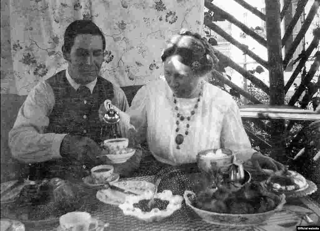 Franz și Maria Marc în grădina lor, Sindelsdorf, vara 1911 Foto: Wassily Kandinsky. Gabriele Münter- und Johannes Eichner-Stiftung, Munich &copy; VG Bild-Kunst, Bonn 2016