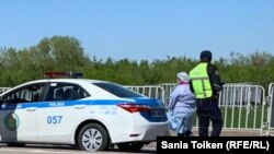 Сотрудник полиции на одном из блокпостов на въездах в казахстанскую столицу, работавших весной. 
