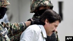 Наркобарон Хоакин Арчивальдо Гусман Лоэра (Эль Чапо) в сопровождении полицейских. Мехико, 22 февраля 2014 года.