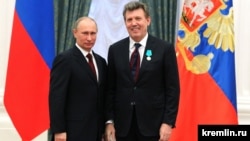 Президент Росії Володимир Путін (ліворуч) і народний депутат України Сергій Ківалов, нагороджений медаллю Пушкіна. Москва, Кремль, 22 лютого 2013 року