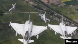 Avioane Eurofighter Typhoon italiene (front) F-16 norvegiene patrulează spațiul aerian al țărilor baltice