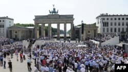 Площадь перед Бранденбургскими воротами в Берлине.