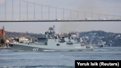 Российский фрегат "Адмирал Макаров" в проливе Босфор 28 февраля