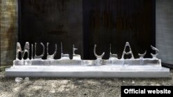 Америкалық мүсіншілер мұздан ойып жасаған "Орта тап" деген сөз еріп бара жатыр. Бұл туынды орта таптың қиын жағдайына назар аударту мақсаты үшін жасалған.