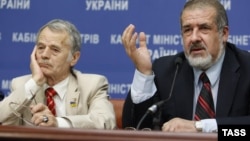 Мустафа Жемилев (сол жақта) және Рефат Чубаров. Киев, 10 шілде 2014 жыл.