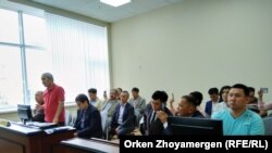 Наблюдатель Марат Дарибеков (второй слева) в суде, где рассматривают его апелляционную жалобу. Нур-Султан, 3 июля 2019 года.