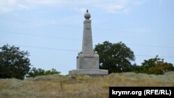 Памятник Инкерманскому сражению зарастает травой