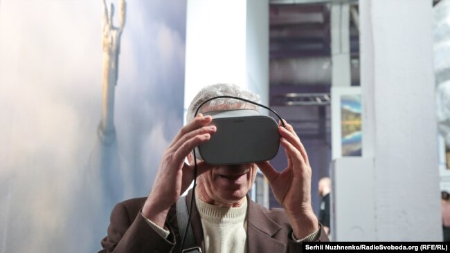 Чоловік дивиться у VR-окуляри. 11 лютого 2020 року. «Київ-Пасажирський»