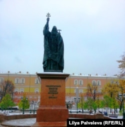 Памятник святителю Гермогену в Александровском саду