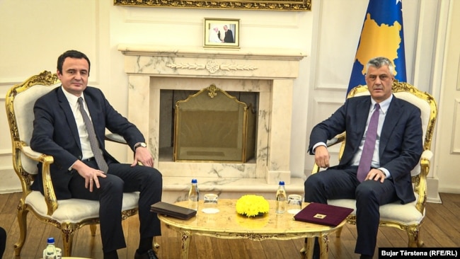 Albin Kurti i LVV-së dhe Hashim Thaçi ishin rivalë të ashpër politikë, para se ky i fundit të nisej për në Hagë.