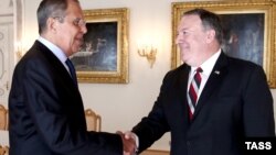 Rusiyanın xarici işlər naziri Sergey Lavrov (solda) və ABŞ dövlət katibi Mike Pompeo (Foto arxivdəndir)