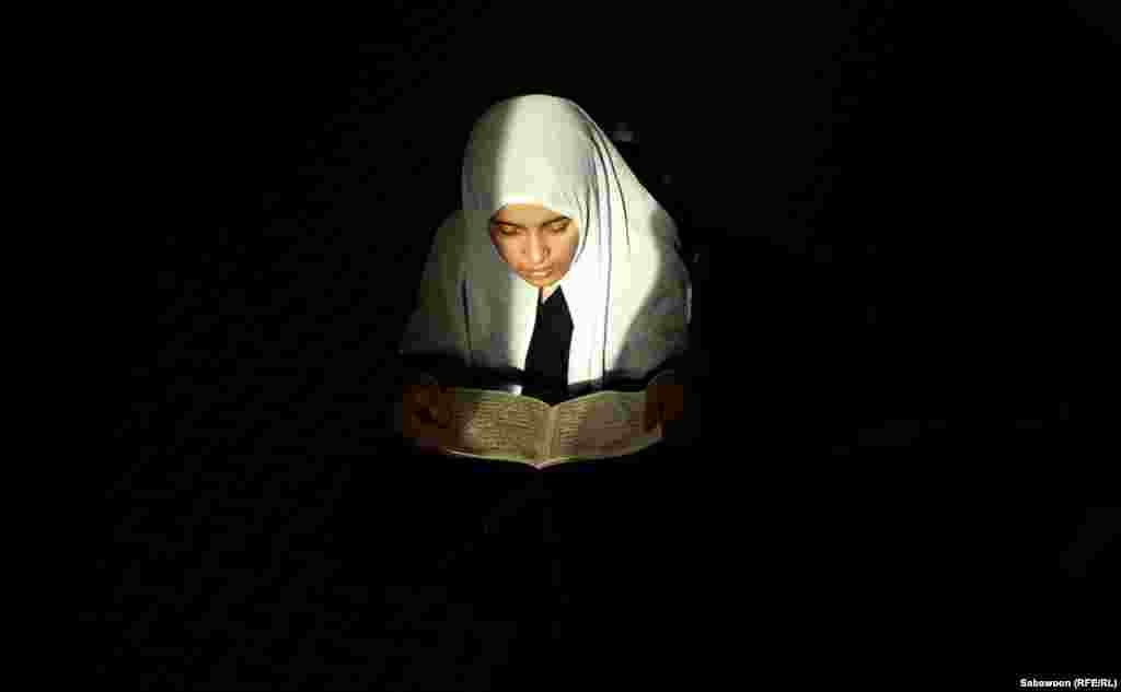 14-летняя Шакила чиатет Коран в одной из мечети Кабула. В будущем хочет стать учительницей.