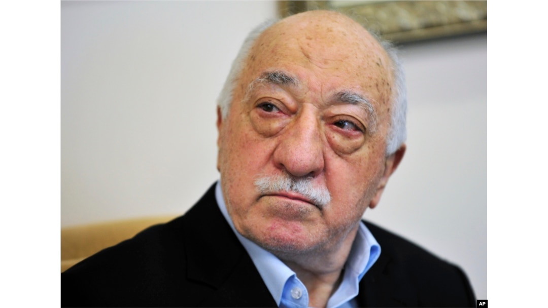 Clericul musulman Fethullah Gulen vorbește cu membrii mass-media la complexul său din Saylorsburg, Pennsylvania, iulie 2016.