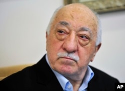 Clericul musulman Fethullah Gulen vorbește cu membrii mass-media la complexul său din Saylorsburg, Pennsylvania, iulie 2016.