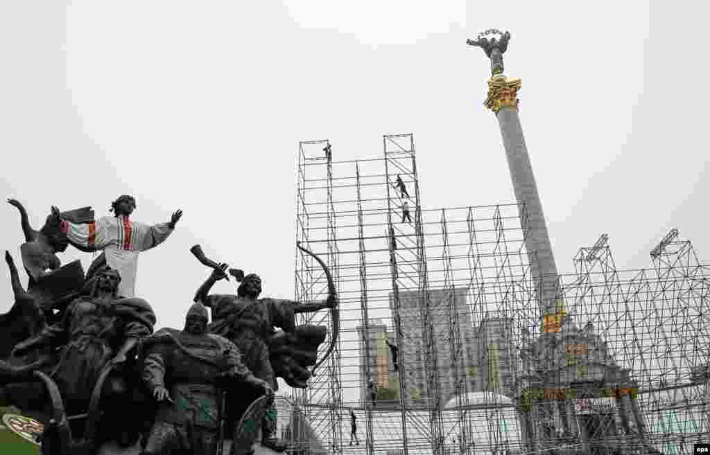 Workers build a stage on Kyiv&#39;s Independence Square ahead of celebrations for Ukraine&#39;s 25th Independence Day (August 24)