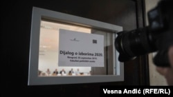 Pogled na prostoriju Fakulteta političkih nauka u Beogradu gde su septembra 2019. godine dijalog vodili predstavnici vlasti i opozicije. Dijalog je doživeo kolaps, a veći deo opozicije bojkotovao je redovne parlamentarne izbore 21. juna 2020.
